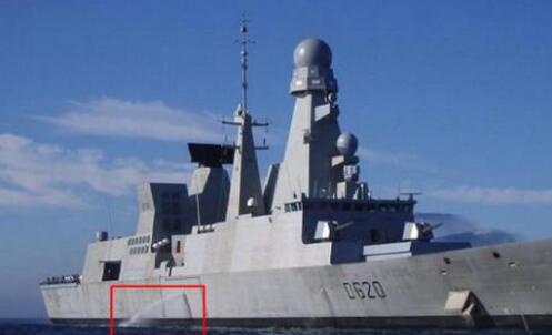 軍艦等大型船舶的側(cè)面不停地向外排水：水從哪里來(lái)？